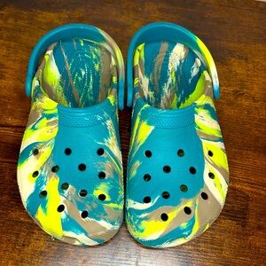 Crocs EUC kids size 3 unique turquoise, yellow, tan tie dye color